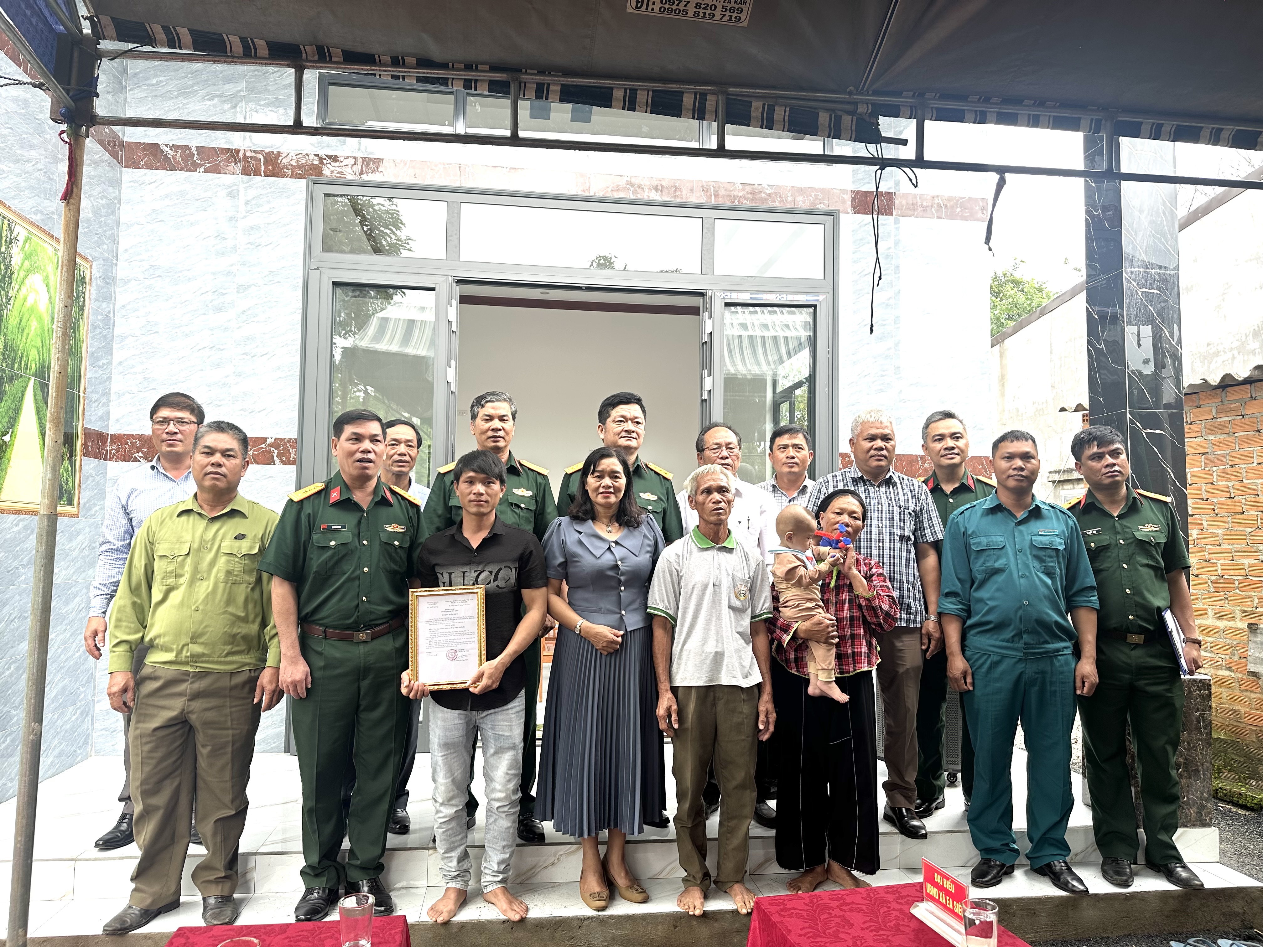 Bàn giao nhà đồng đội tại xã Ea Siên và Ea Đrông